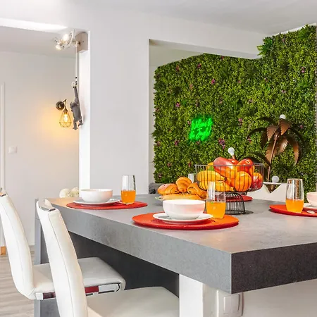 شقة Jungle Saintaise - Appartement, Hypercentre, Fibre, Tv 4k, Parking Prive Payant ساتْ